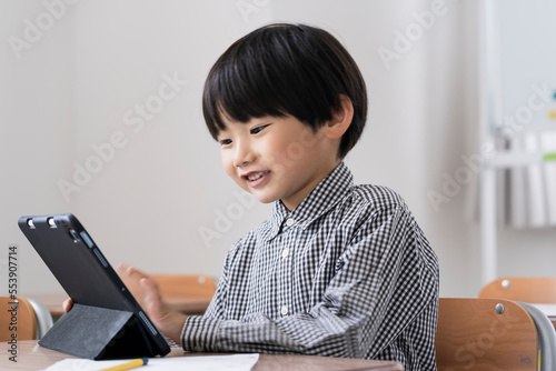 Canvastavla 教室でタブレットPCを見る日本人小学生の男の子