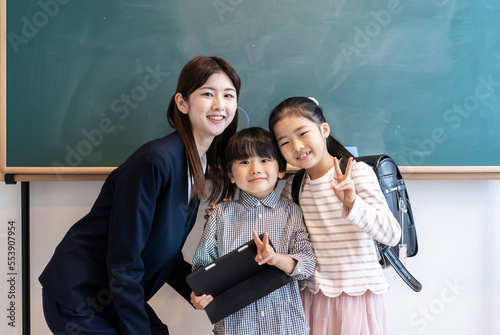 日本人の女性教師と小学生生徒