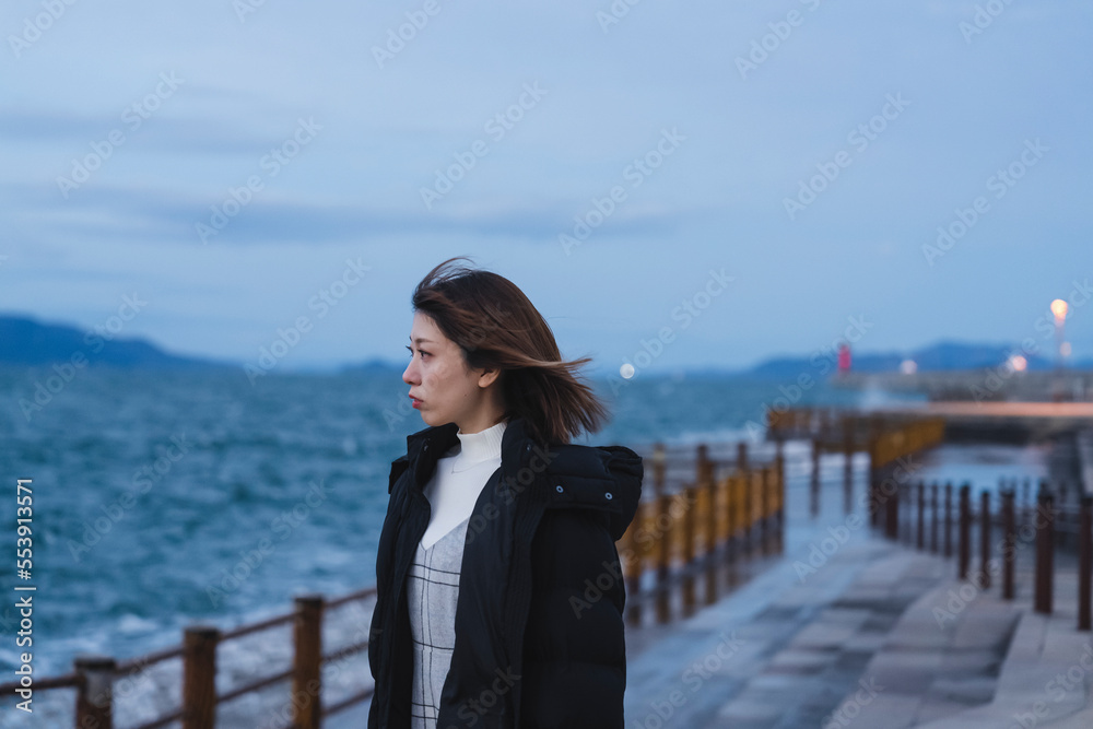 冬の海にいる女性 冬の海にいる女性
