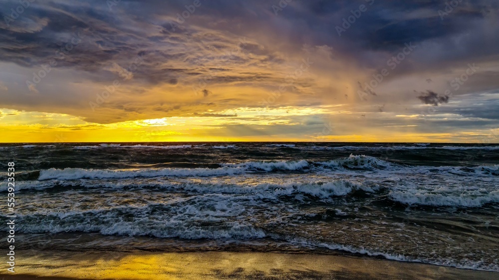 Epicki zachód słońca na morzu Bałtyckim