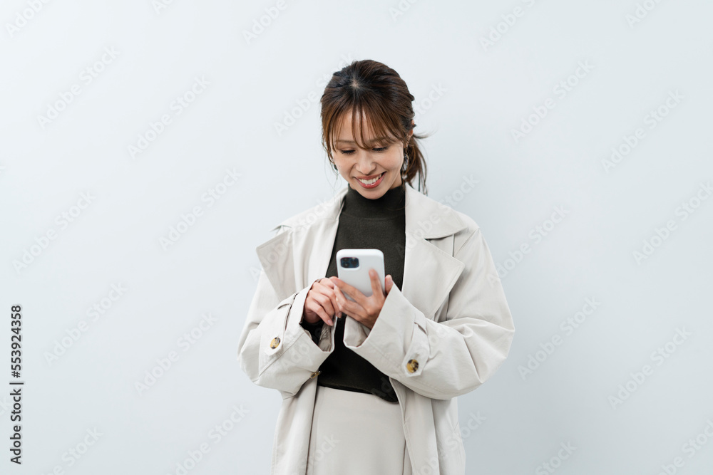 スマートフォンを使う女性 スマートフォンを使う女性
