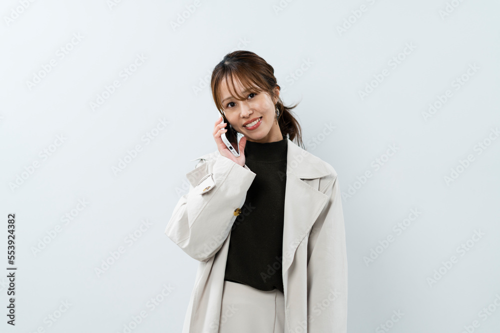 スマートフォンを使う女性 スマートフォンを使う女性