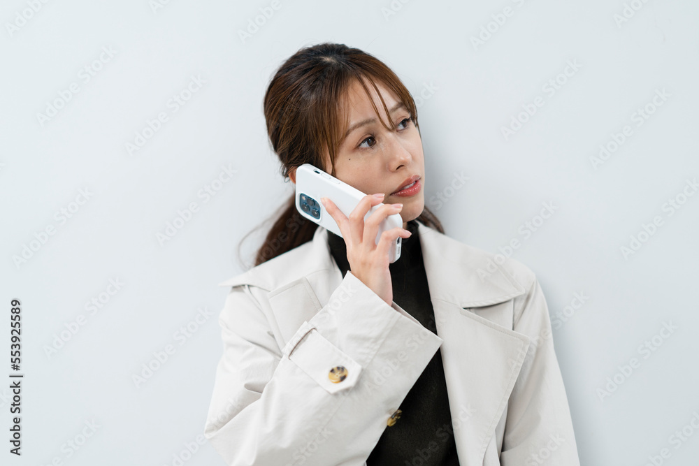 スマートフォンを使う女性