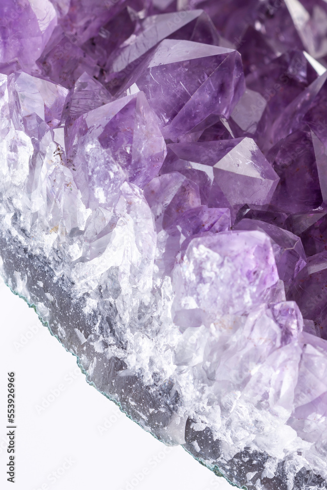 Obraz premium amethyst crystals on white background