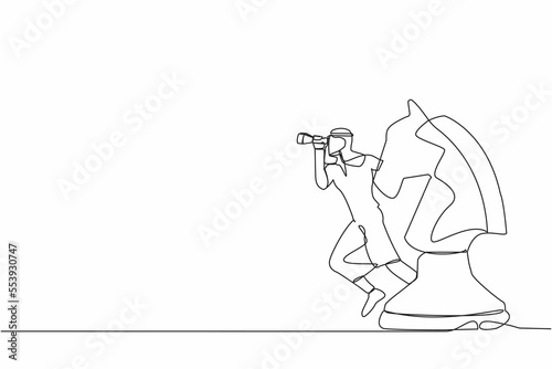 Single continuous line drawing Arabian businessman leader standing on horse chess piece using telescope to see business vision. Competitor analysis concept. One line graphic design vector illustration