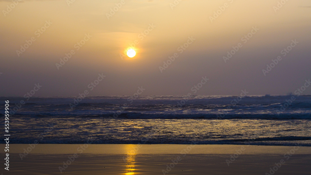 Coucher de soleil brumeux sur la plage de Moliets-et-Mâa, en période hivernale Coucher de soleil brumeux sur la plage de Moliets-et-Mâa, en période hivernale