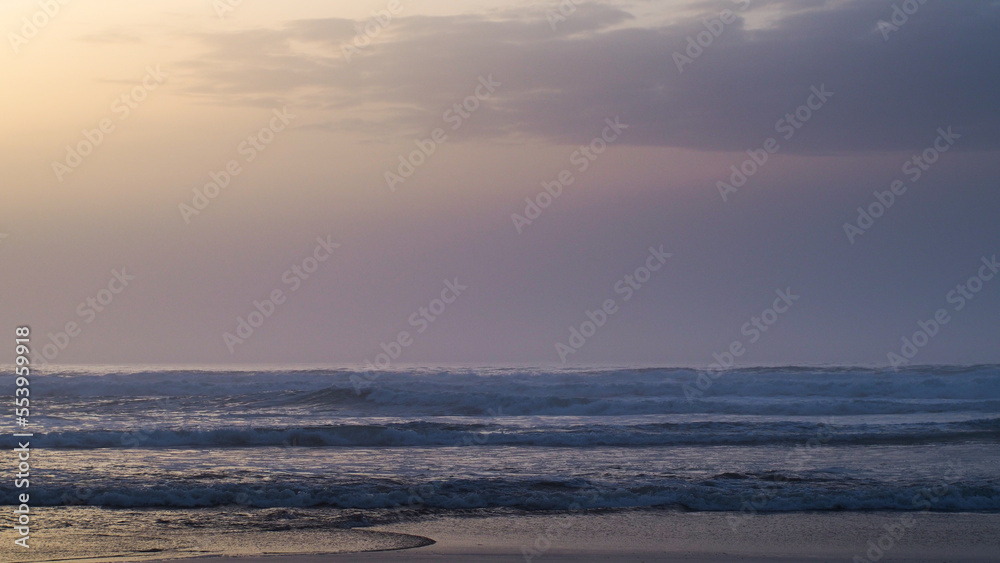 Coucher de soleil brumeux sur la plage de Moliets-et-Mâa, en période hivernale