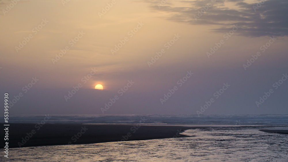 Coucher de soleil brumeux sur la plage de Moliets-et-Mâa, en période hivernale