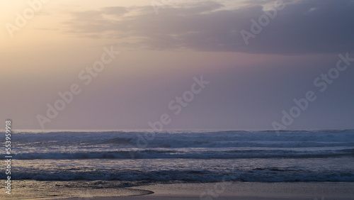 Coucher de soleil brumeux sur la plage de Moliets-et-Mâa, en période hivernale