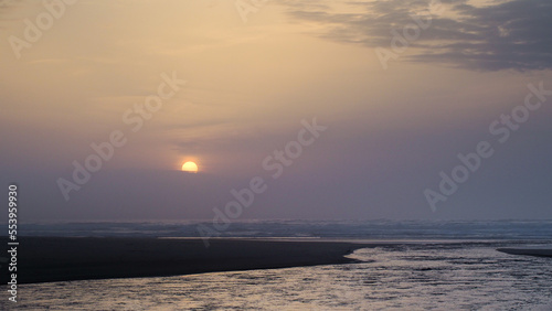 Coucher de soleil brumeux sur la plage de Moliets-et-M  a  en p  riode hivernale