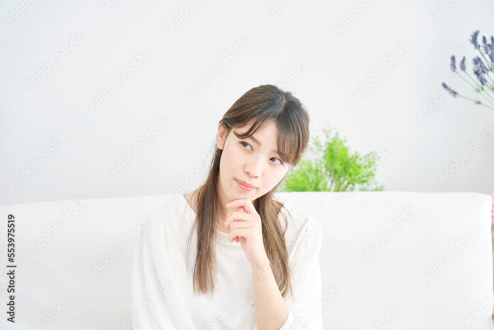 家で考える女性 家で考える女性