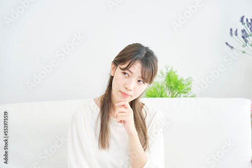 家で考える女性 Free Download 家で考える女性 - GFXLoad