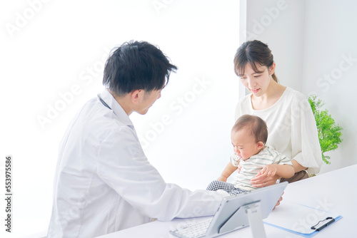 検診を受ける赤ちゃん