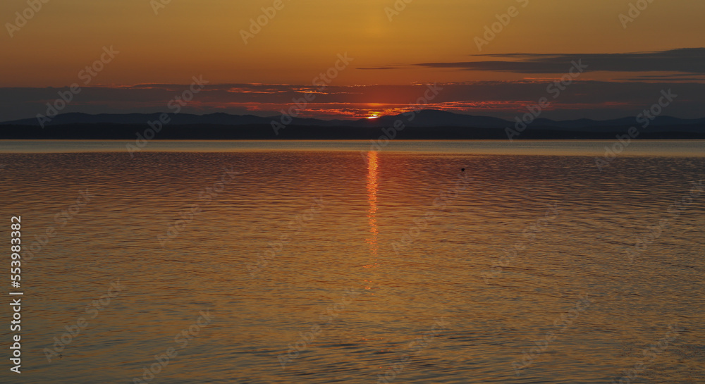 Obraz premium Picturesque view from the shore of Lake Uvildy to the evening summer sunset.