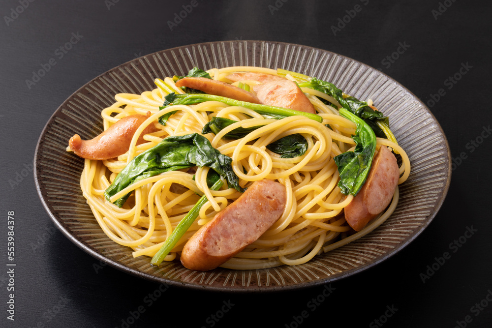 ほうれん草とウィンナーのパスタ　(バター醤油)