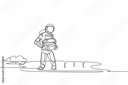 Single continuous line drawing astronaut carrying chest treasure in moon ground. Spaceman finding gem box artefact. Gold hunting. Cosmonaut deep space. One line draw graphic design vector illustration