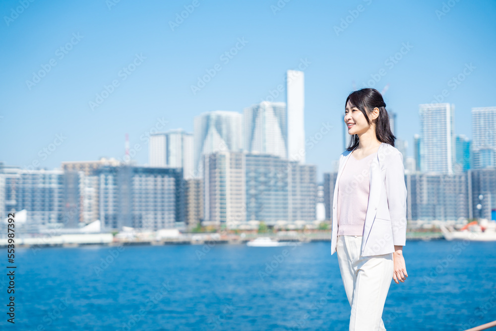 外の空気を吸ってリフレッシュするビジネスウーマン 外の空気を吸ってリフレッシュするビジネスウーマン