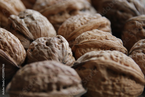 Foto Walnuts on a vintage kitchen table.