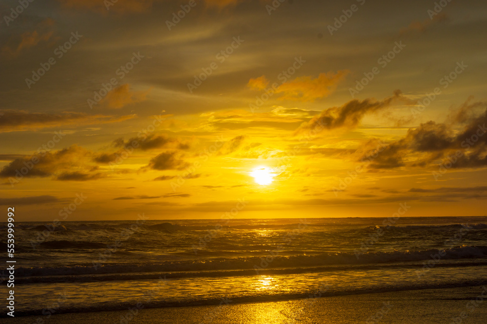 Naklejka premium Seascape - sunset on the beach, waves, horizon. Top view. landscape