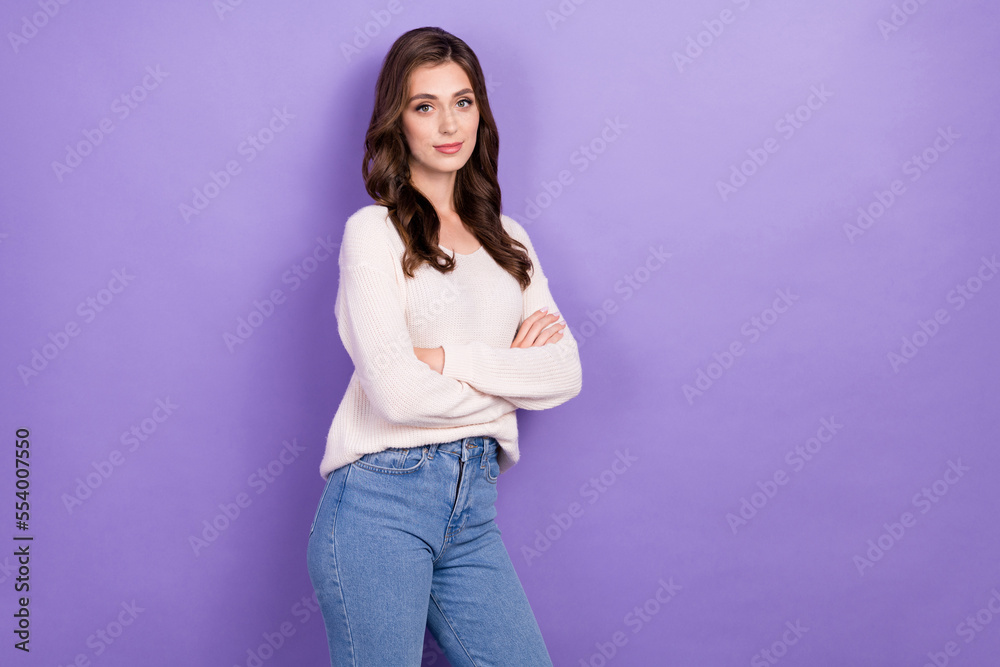 Photo of young confident successful crossed arms wear white jumper new denim jeans it specialist company owner isolated on purple color background Photo of young confident successful crossed arms wear white jumper new denim jeans it specialist company owner isolated on purple color background