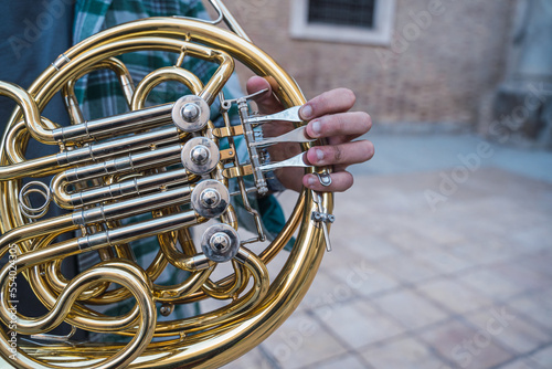 Obraz na płótnie Man playing the horn in the street w salonie