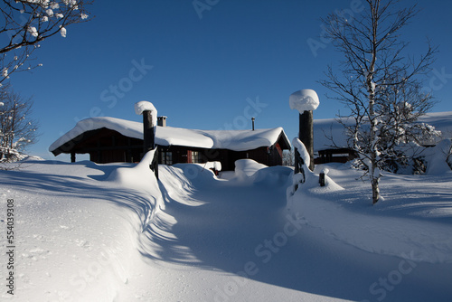 Baita coperta da una copiosa nevicata in Norvegia photo