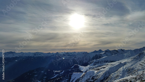 Die Alpen an einem kalten Wintertag. In die Sonne fotografiert © Dieter Stahl