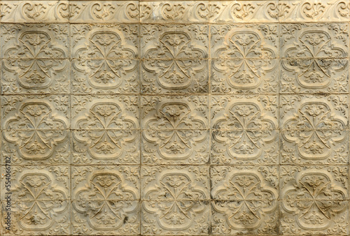 Canvastavla Fondo de azulejos de terracota cerámica con motivos florales de relieve