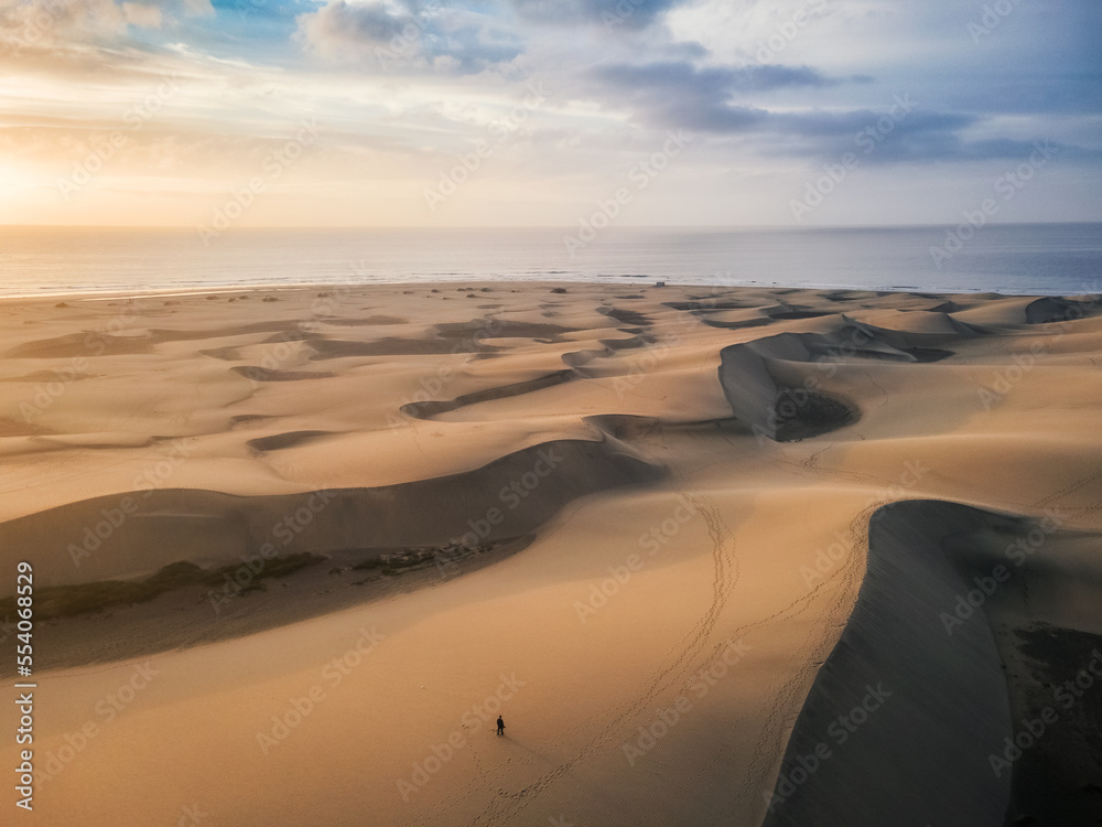 Chico disfrutando del amanecer en las dunas de Maspalomas, Gran Canaria