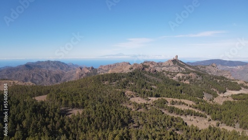 Roque Nublo con el volcán del Teide y Tenerife al fondo desde Gran Canaria