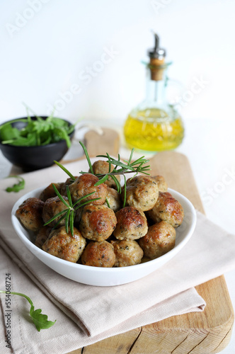 Polpette fritte saporite in una ciotola bianca. Polpette al forno italiane pronte per essere mangiate.