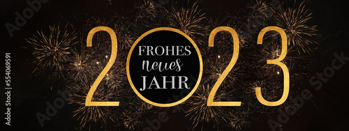 2023 Frohes neues Jahr Feiertag Grußkarte Banner - Goldener glitzer Kreis mit Text und Feuerwerk Pyrotechnik auf schwarzem Nachthimmel Textur Hintergrund