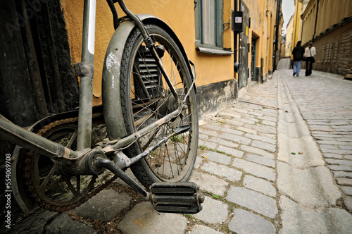 Vélo sur les pavés de Gamla Stan, la vielle ville de Stockholm, Suède photo