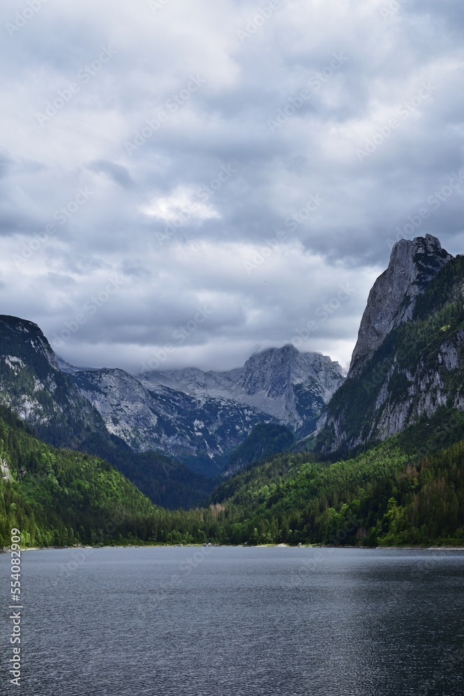 Vorderer Gosausee mit Dachstein in Wolken, vertikal Vorderer Gosausee mit Dachstein in Wolken, vertikal
