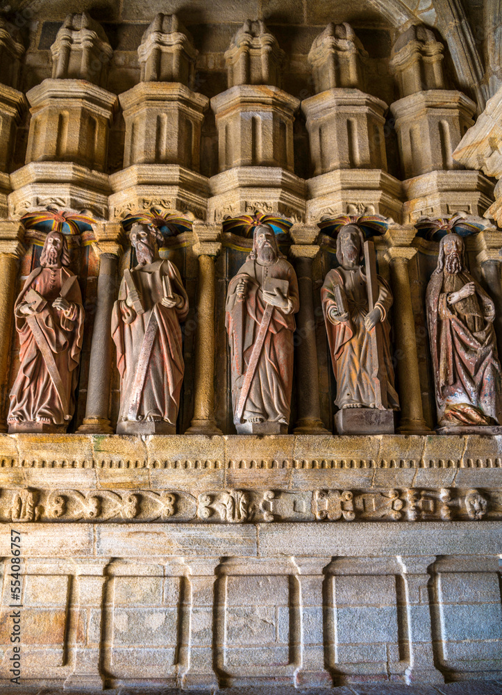Statues de saints dans l'entrée de l'église de Pleyben, Finistère, France