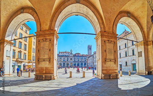 Obraz na płótnie The arches of Palazzo della Loggia palace and Loggia Square, Brescia, Italy w salonie