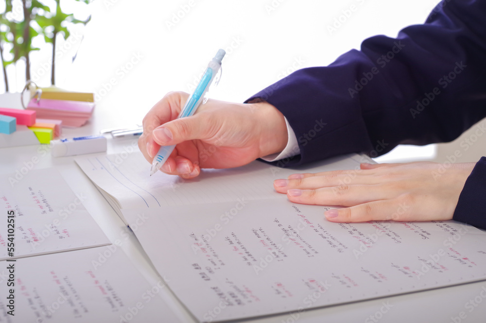 机に向かって勉強を頑張っている女の子 机に向かって勉強を頑張っている女の子