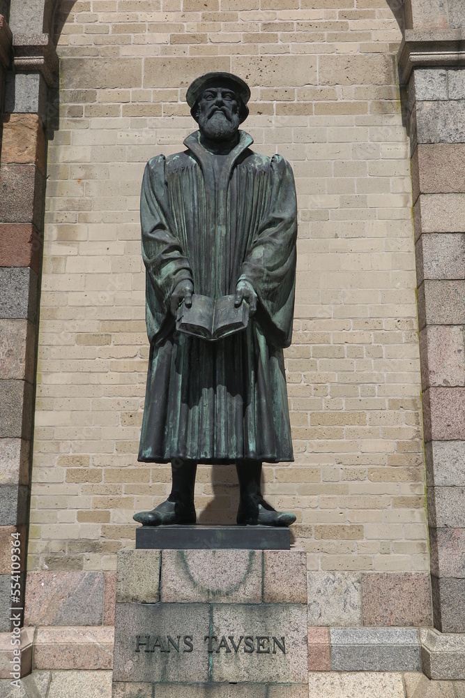 Statue des Reformators Hans Tausen, Dom zu Ribe Dänemark Statue des Reformators Hans Tausen, Dom zu Ribe Dänemark