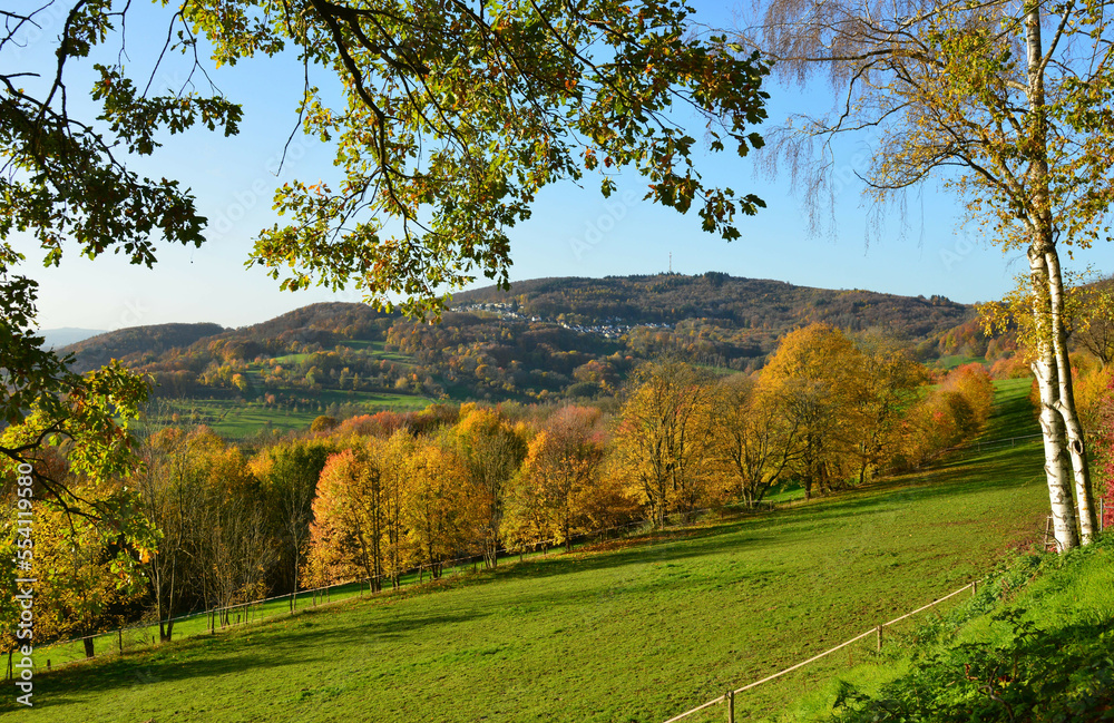 Herbstliche Landschaft von der Schönen Aussicht südlich von Lindenfels im Odenwald mit Weschnitztal und Krehberg, Panoramabild