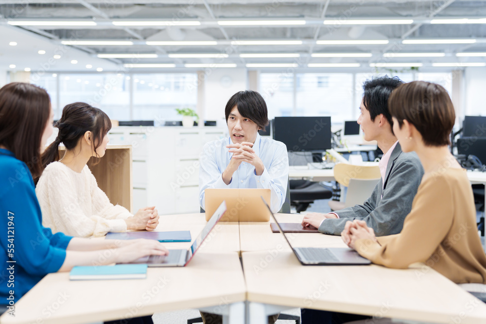 オフィスで打ち合わせをする人々 オフィスで打ち合わせをする人々
