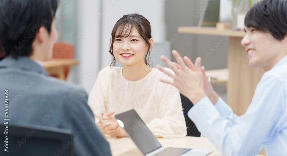 Obraz premium オフィスでミーティングをする人々