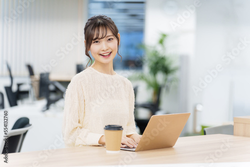 オフィスでパソコンを使う女性のポートレート