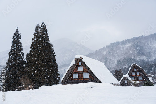 冬の白川郷　合掌造りの古民家 © Kazuo Katahira