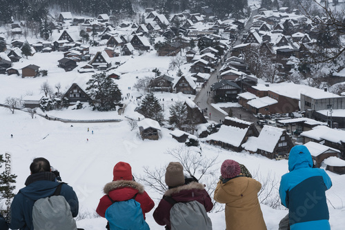 冬の白川郷とカメラマン