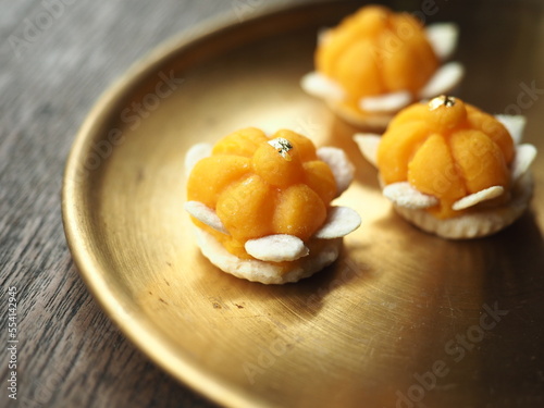 Fotografie Ja Mong Kut, Thai traditional golden crown dessert