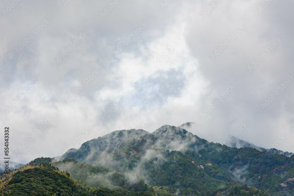 道の駅、厳木から見た雲に覆われた山々「佐賀県唐津市」