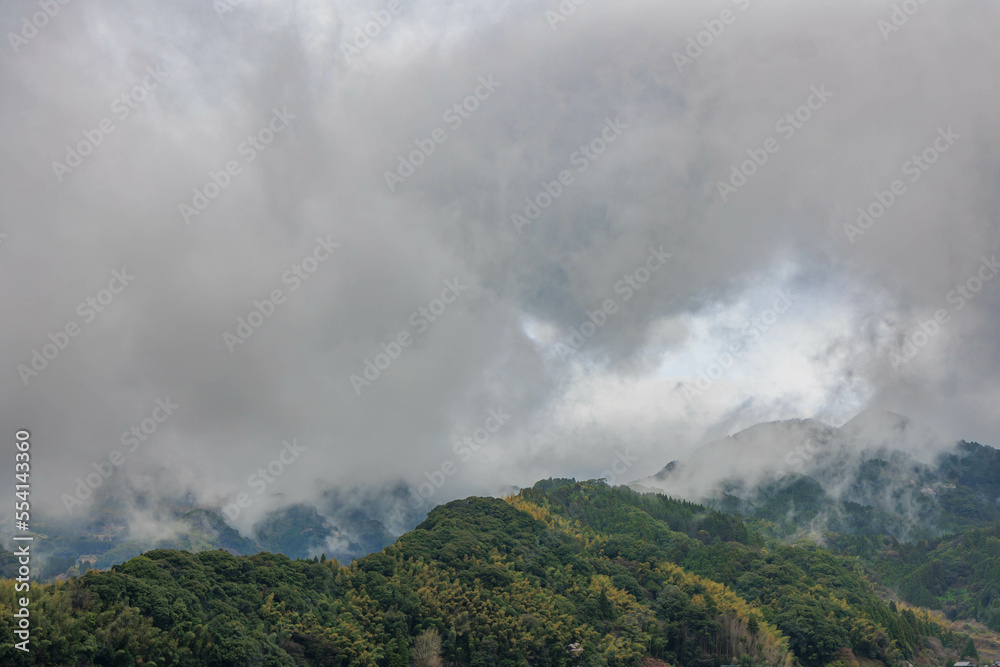 道の駅、厳木から見た雲に覆われた山々「佐賀県唐津市」