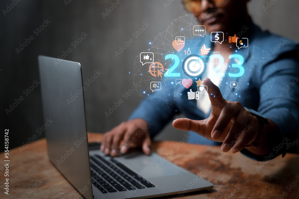 Naklejka premium 2023 business concept, business people set goals to create an online communication network, global Internet technology to develop a corporate information management system. 