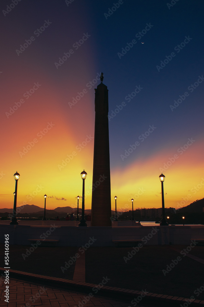 Atardecer de colores cálidos obelisco  en casco antiguo panamá