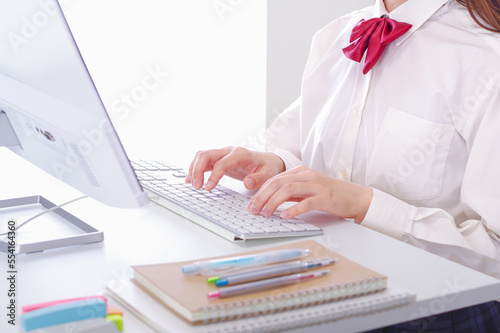 パソコンで学習をする女子学生